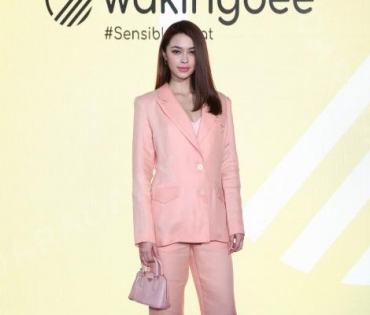 ซุปตาร์สาวตบเท้าร่วมงานคอลเล็คชั่นใหม่ "Wakingbee" 