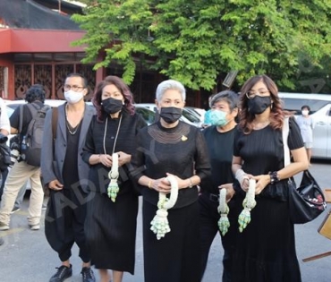 วันพระราชทานเพลิงศพ "ตั้ว ศรัณยู"