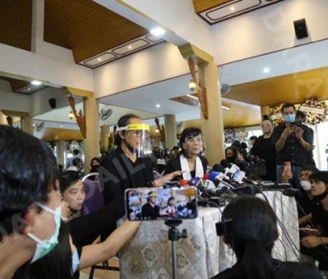 วันพระราชทานเพลิงศพ "ตั้ว ศรัณยู"