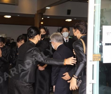 วันพระราชทานเพลิงศพ "ตั้ว ศรัณยู"