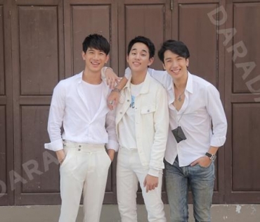 "กบ-แท่ง-มอส" นำทีมบวงสรวงซิทคอม 3 หนุ่ม 3 มุม x2