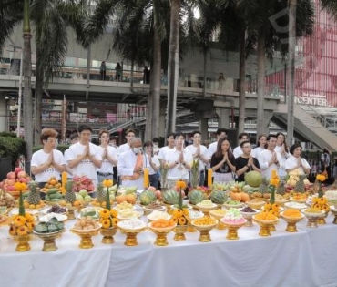 "เต๋า เศรษฐพงษ์,ส้ม มารี,โยชิ รินรดา" นำทีมนักแสดงบวงสรวงซีรีส์แนวตั้ง ที่ STH ร่วมกับ TikTok