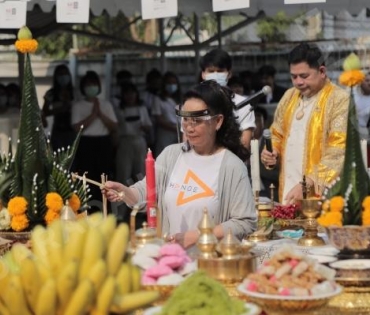 “ยุ้ย-น้ำตาล-โอม-ฟิล์ม” นำทีมนักแสดงบวงสรวงละครเรื่อง “ตะวันตกดิน”