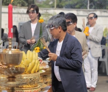 “ยุ้ย-น้ำตาล-โอม-ฟิล์ม” นำทีมนักแสดงบวงสรวงละครเรื่อง “ตะวันตกดิน”