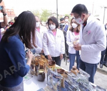 เลขาธิการ คปภ. นำทัพประกันภัยลงพื้นที่ “ชุมชนเกาะเกร็ด” ดึง “พิ้งกี้ สาวิกา” ร่วมแถลงข่าวโครงการ 