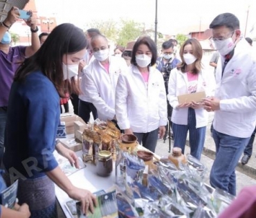 เลขาธิการ คปภ. นำทัพประกันภัยลงพื้นที่ “ชุมชนเกาะเกร็ด” ดึง “พิ้งกี้ สาวิกา” ร่วมแถลงข่าวโครงการ 