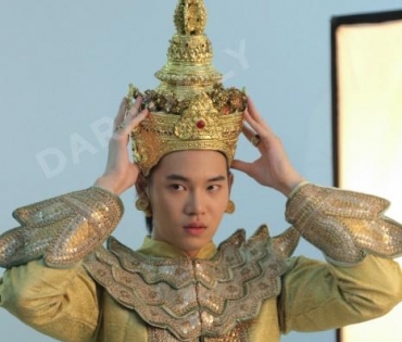 หล่อออร่าจับ! “หยิ่น-วอร์” ลุยถ่ายภาพโปสเตอร์หนังเรื่อง “ผ้าผีบอก”