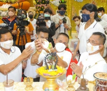 วัดไผ่ล้อม จัดพิธีไหว้ครูบูรพาจารย์ วิสาขบูชารำลึกพลังศรัทธาศิษยานุศิษย์ “คนบันเทิง” ร่วมพิธีล้นหลาม