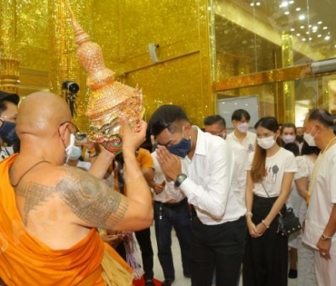 วัดไผ่ล้อม จัดพิธีไหว้ครูบูรพาจารย์ วิสาขบูชารำลึกพลังศรัทธาศิษยานุศิษย์ “คนบันเทิง” ร่วมพิธีล้นหลาม