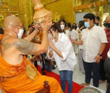 วัดไผ่ล้อม จัดพิธีไหว้ครูบูรพาจารย์ วิสาขบูชารำลึกพลังศรัทธาศิษยานุศิษย์ “คนบันเทิง” ร่วมพิธีล้นหลาม