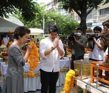 "ตั้ม-วิชญะ" และ "เติ้ล-ตะวัน" 2 ผู้จัด บริษัท มงคลดี โปรดักชั่น จำกัด ขอเรียนเชิญสื่อมวลชนทุกท่าน ร