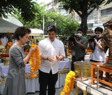 "ตั้ม-วิชญะ" และ "เติ้ล-ตะวัน" 2 ผู้จัด บริษัท มงคลดี โปรดักชั่น จำกัด ขอเรียนเชิญสื่อมวลชนทุกท่าน ร