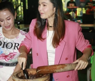 เปิดตัวผลิตภัณฑ์น้ำปลาร้าแสงจันทร์ ของ อาจารย์ไข่ มาลีฮวนน่า