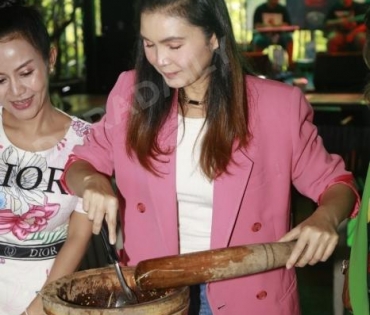 เปิดตัวผลิตภัณฑ์น้ำปลาร้าแสงจันทร์ ของ อาจารย์ไข่ มาลีฮวนน่า