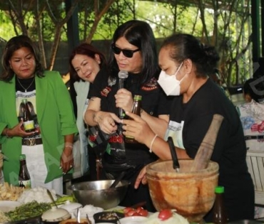 เปิดตัวผลิตภัณฑ์น้ำปลาร้าแสงจันทร์ ของ อาจารย์ไข่ มาลีฮวนน่า