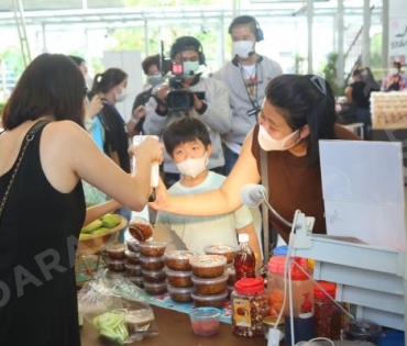 งานตลาดนัดอาหารเป็นยากับดาราเดลี่ ณ เดอะไนน์พระราม 9