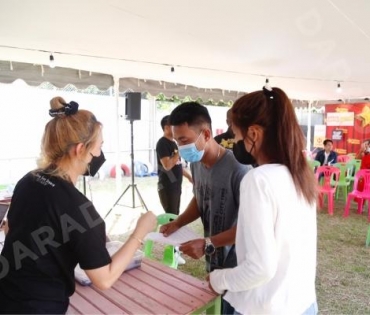 เปิดเวทีคอนเสิร์ตชุมทางดาวทองยิ่งใหญ่ “แซ็ค ชุมแพ” นำทีมศิลปินเซเว่นสตาร์ และกว่าอีก 30 ชีวิต 