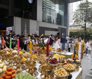 พิธีบวงสรวงละครเรื่อง ดงดอกไม้