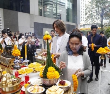 พิธีบวงสรวงละครเรื่อง ดงดอกไม้