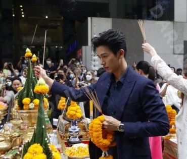พิธีบวงสรวงละครเรื่อง ดงดอกไม้