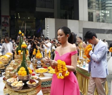 พิธีบวงสรวงละครเรื่อง ดงดอกไม้