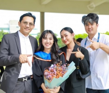 ร่วมยินดี “ปิ่น เดอะสตาร์” รับปริญญา ม.กรุงเทพ