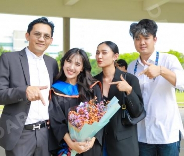 ร่วมยินดี “ปิ่น เดอะสตาร์” รับปริญญา ม.กรุงเทพ