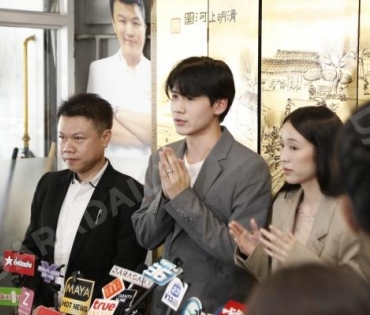 “เช็ค ชณันรุจน์” พร้อมภรรยา แถลงครั้งแรกปมพระเอกซีรีส์วายถูกปลดซุกเมีย-ลูก