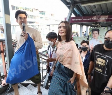 "ก้อง ปิยะ" นำเหล่านักแสดง "หมอหลวง" เดินประชาสัมพันธ์ พบกับ มาริโอ้ เมาเร่อ, คิมเบอร์รี่