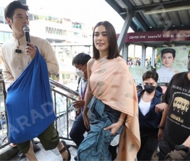 "ก้อง ปิยะ" นำเหล่านักแสดง "หมอหลวง" เดินประชาสัมพันธ์ พบกับ มาริโอ้ เมาเร่อ, คิมเบอร์รี่