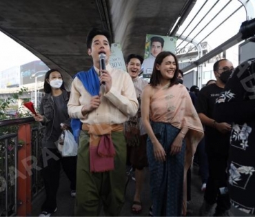 "ก้อง ปิยะ" นำเหล่านักแสดง "หมอหลวง" เดินประชาสัมพันธ์ พบกับ มาริโอ้ เมาเร่อ, คิมเบอร์รี่