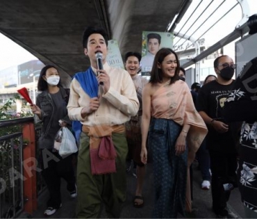 "ก้อง ปิยะ" นำเหล่านักแสดง "หมอหลวง" เดินประชาสัมพันธ์ พบกับ มาริโอ้ เมาเร่อ, คิมเบอร์รี่