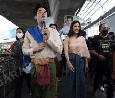 "ก้อง ปิยะ" นำเหล่านักแสดง "หมอหลวง" เดินประชาสัมพันธ์ พบกับ มาริโอ้ เมาเร่อ, คิมเบอร์รี่