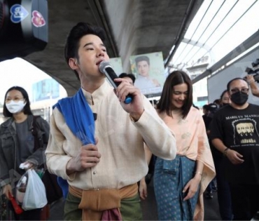 "ก้อง ปิยะ" นำเหล่านักแสดง "หมอหลวง" เดินประชาสัมพันธ์ พบกับ มาริโอ้ เมาเร่อ, คิมเบอร์รี่