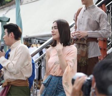 "ก้อง ปิยะ" นำเหล่านักแสดง "หมอหลวง" เดินประชาสัมพันธ์ พบกับ มาริโอ้ เมาเร่อ, คิมเบอร์รี่