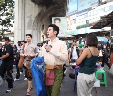 "ก้อง ปิยะ" นำเหล่านักแสดง "หมอหลวง" เดินประชาสัมพันธ์ พบกับ มาริโอ้ เมาเร่อ, คิมเบอร์รี่