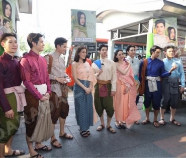 "ก้อง ปิยะ" นำเหล่านักแสดง "หมอหลวง" เดินประชาสัมพันธ์ พบกับ มาริโอ้ เมาเร่อ, คิมเบอร์รี่