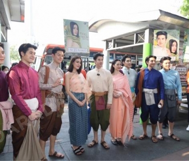 "ก้อง ปิยะ" นำเหล่านักแสดง "หมอหลวง" เดินประชาสัมพันธ์ พบกับ มาริโอ้ เมาเร่อ, คิมเบอร์รี่