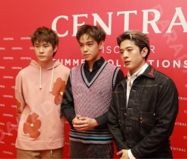 แฟชั่นสุดยิ่งใหญ่แห่งปีของห้างเซ็นทรัลกับงาน “Central Edition” พบกับ ต่อ-ธนภพ ลีรัตนขจร, มิว-นิษฐา 