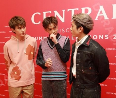 แฟชั่นสุดยิ่งใหญ่แห่งปีของห้างเซ็นทรัลกับงาน “Central Edition” พบกับ ต่อ-ธนภพ ลีรัตนขจร, มิว-นิษฐา 