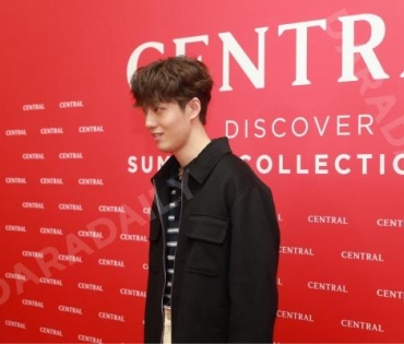 แฟชั่นสุดยิ่งใหญ่แห่งปีของห้างเซ็นทรัลกับงาน “Central Edition” พบกับ ต่อ-ธนภพ ลีรัตนขจร, มิว-นิษฐา 