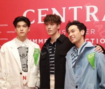 แฟชั่นสุดยิ่งใหญ่แห่งปีของห้างเซ็นทรัลกับงาน “Central Edition” พบกับ ต่อ-ธนภพ ลีรัตนขจร, มิว-นิษฐา 