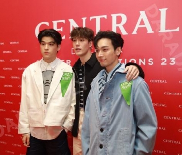 แฟชั่นสุดยิ่งใหญ่แห่งปีของห้างเซ็นทรัลกับงาน “Central Edition” พบกับ ต่อ-ธนภพ ลีรัตนขจร, มิว-นิษฐา 