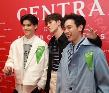 แฟชั่นสุดยิ่งใหญ่แห่งปีของห้างเซ็นทรัลกับงาน “Central Edition” พบกับ ต่อ-ธนภพ ลีรัตนขจร, มิว-นิษฐา 