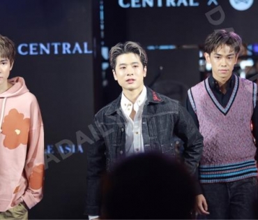 แฟชั่นสุดยิ่งใหญ่แห่งปีของห้างเซ็นทรัลกับงาน “Central Edition” พบกับ ต่อ-ธนภพ ลีรัตนขจร, มิว-นิษฐา 