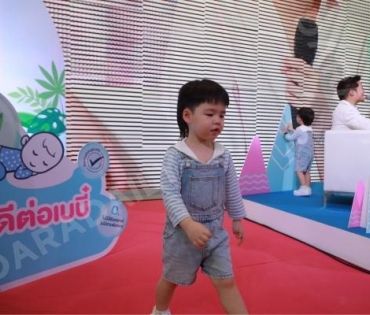 “พ่อบีม-แม่ออย” จูงมือพา “พี่ธีร์-น้องพีร์” ออกงาน