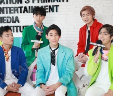 วง Di-X (สังกัดค่าย AR Entertainment ) เข้ามาโปรโมทผลงานกับดาราเดลี่