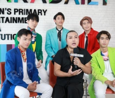 วง Di-X (สังกัดค่าย AR Entertainment ) เข้ามาโปรโมทผลงานกับดาราเดลี่