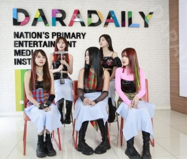 สาวๆจากวง eRAA มาโปรโมทผลงานเพลงที่ดาราเดลี