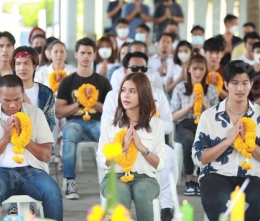 บรรยากาศพิธีบวงสรวงละคร “ดอกหญ้าป่าคอนกรีต”  นำแสดงโดย ตูมตาม-ยุทธนา, ไข่มุก-รุ่งรัตน์